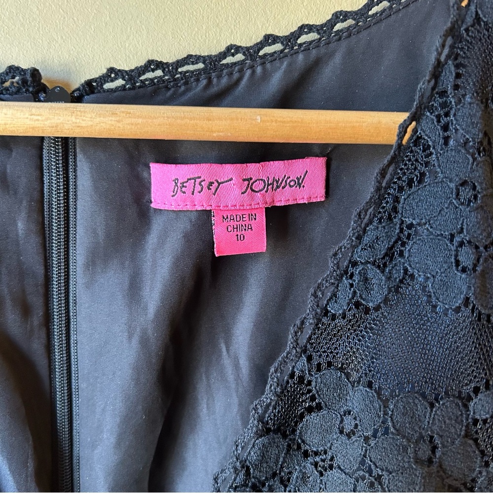 Betsey Johnson Women’s Black Lace Lined Short Sleeve Dress V Neck Size 10 Goth - Picture 4 of 13